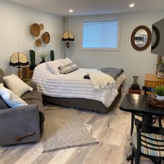 The Cozy Cove - cozy and bright bachelor suite
